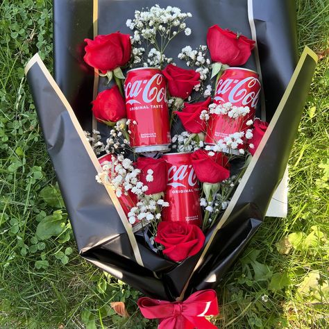 Coke with natural flowers bouquet 💐 Ramito natural con coca ❣️ - 🥤 - - #coke #soda #ramos #flowers #flower #bouquet #flowerbouquet #cute Coke Gifts, Homemade Gift Boxes, Natural Flowers, Santa Baby, Gift Hampers, Homemade Gifts, Coca Cola, Flowers Bouquet, Bouquets