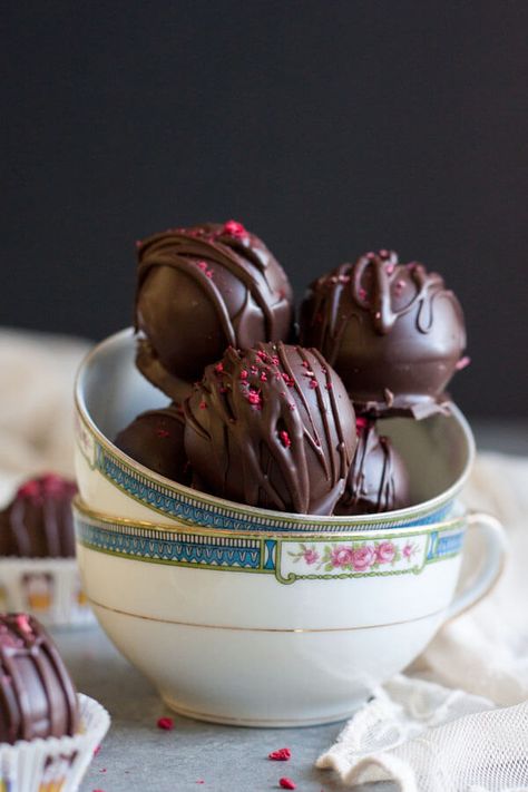 Chocolate Raspberry Truffles, Chocolate Truffle Recipe, Raspberry Truffles, Homemade Truffles, Dessert Truffles, Truffles Recipe, Raspberry Chocolate, Freeze Dried Raspberries, Candy Truffles