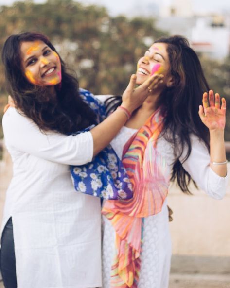 Shoot with friends for Holi Holi Poses With Sister, Holi Pose Ideas With Friends, Holi Poses With Best Friend, Holi Photo With Friends, Holi Pic Ideas With Friends, Holi Photo Ideas With Friends, Holi Poses With Friends, Holi Poses, Holi Story