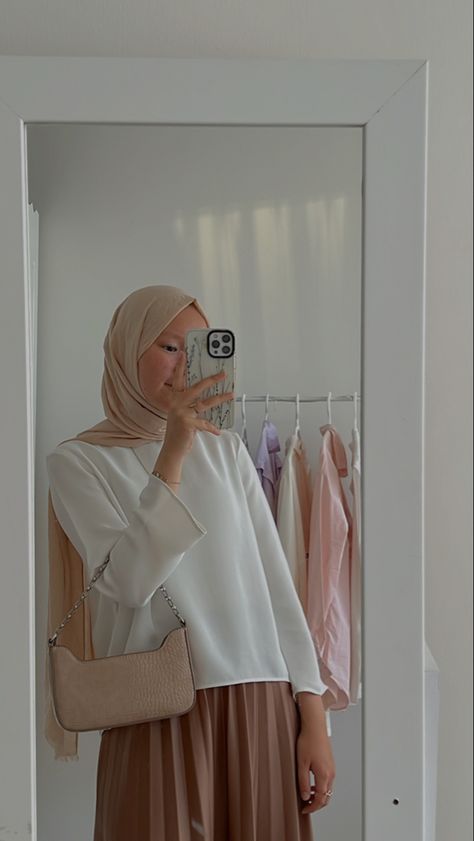 ig: husna.jolay / yt: husna jolay Husna Jolay, Hijabi Outfit, Pink Stuff, Muslim Book, Aesthetic Rooms, Modest Wear, Easy Trendy Outfits, Study Desk, Hijabi Fashion