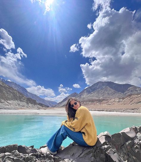 Himachal Travel Outfit, Picture In Mountain, Scenic Photo Poses, Outfits For Leh Trip, Haridwar Outfit Ideas, Poses With Mountains, Sikkim Travel Outfits, Banff Inspo Pics, Mountains Trip Outfit