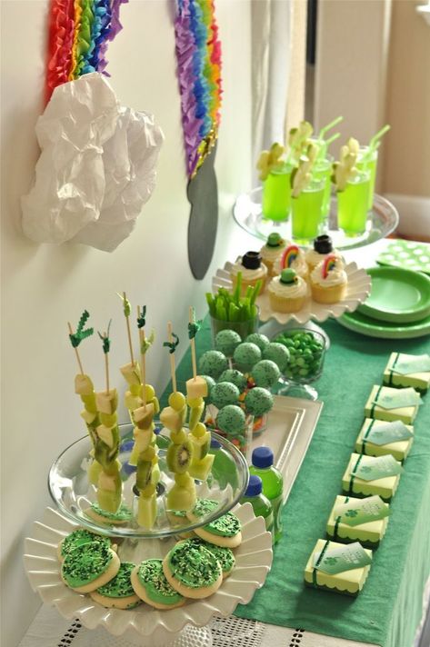 Bird's Party Blog: St Patrick's Day Party St Patrick Party Food, Office Party Ideas, St Patricks Day Party, Irish Party, Streamer Backdrop, St Patricks Day Food, Rainbow Parties, Creative Juice, Bird Party