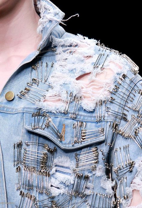 Denim Embellished Denim Jacket, Denim Inspiration, Denim Ideas, Embellished Denim, Denim Diy, Denim Details, Jeans Rock, Denim Design, Denim Jackets