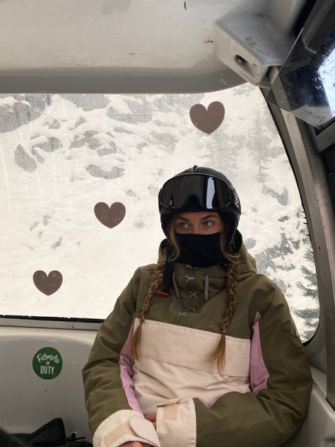 Snowboarding Aesthetic Girl, Skiing Fits, Ski Girl Aesthetic, Ski Outfit Ideas, Mountain Girl Aesthetic, Female Snowboarders, Ski Hair, Aesthetic Skiing, Girl Snowboarding