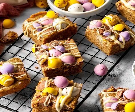 Easter Protein Blondies Easter Blondies, Protein Blondies, Easter Brownies, Cheesecake Bar Recipes, Choc Chip Cookies, Chip Cookie Recipe, Bundt Cakes Recipes, Easter Chocolate, Easter Time