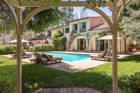 Cameron Diaz' house in 'The Holiday' is on sale for $12 million - Business Insider Wallace Neff, Tuscan Villa, Mediterranean Home Decor, Spanish Architecture, Spanish Style Homes, Corner Fireplace, Cameron Diaz, Built In Bookcase, Mediterranean Home