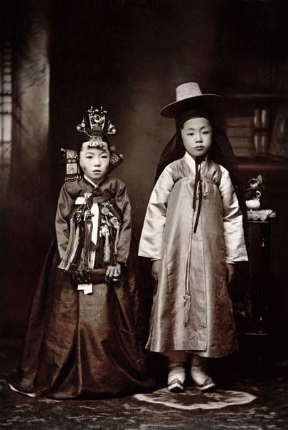 Korean children dressed for their wedding, 1916. Turandot Opera, Ancient Korea, Korean Traditional Clothing, Korean Photo, Korean Traditional Dress, Korean History, Korean Hanbok, Asian History, Traditional Korean