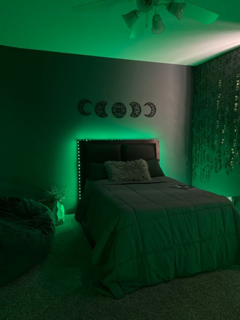 pretty grey and green aesthetic room Dark Green And Black Bedroom Aesthetic, Green Themed Rooms Bedroom Ideas, Black And Green Room Ideas, Green And Black Room Ideas Bedroom, Green And Grey Bedroom Aesthetic, Black And Green Bedroom Aesthetic, Green And Black Bedroom Aesthetic, Cuartos Aesthetic Verde, Green And Black Room Aesthetic