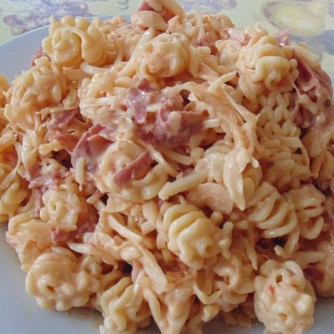 Quick Reuben Pasta Salad | "This is a great recipe to use with Corned Beef leftovers! It's a perfect anytime dish by its self or with a sandwich." Reuben Pasta, Reuben Recipes, Corned Beef Leftovers, Lucky Food, Super Salads, Pasta Salad Dressing, Thousand Island, Salad Recipes Video, Cold Pasta