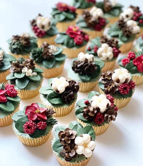 Sweet Petal Cake on Instagram: "Flower buttercream cupcake" Christmas Flower Cupcakes, Flower Buttercream, Petal Cake, Buttercream Flower, Flower Christmas, Buttercream Cupcakes, Cupcake Decorating, Flower Cupcakes, Buttercream Flowers