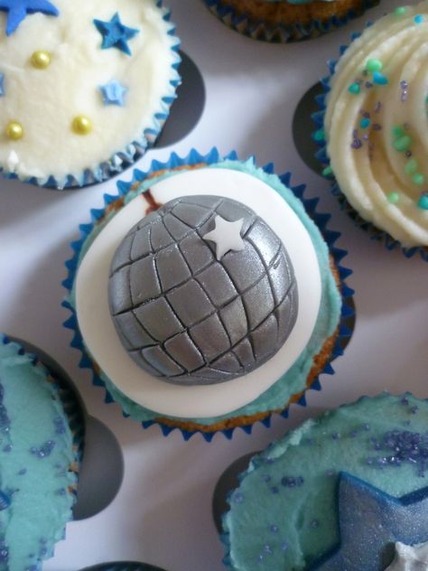 Disco ball cupcake! Dancing Queen Cupcakes, Mamma Mia Cupcakes, Mama Mia Cupcakes, Disco Ball Cupcakes, Bolo Taylor Swift, Seventeen Birthday, Seventeenth Birthday, 17 Birthday, Queen Cakes