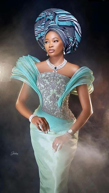 Trending Asoebi Styles 2024, Asooke Dress Styles, Asoke Styles For Women, Asooke Dress, Green Asoebi, Best African Dress Designs, Damask Styles, Owambe Styles, Luxury Gown