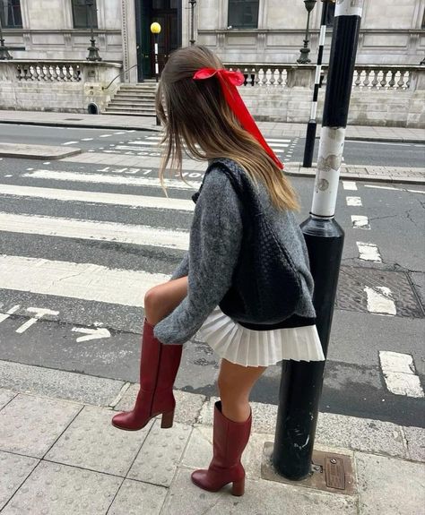 Red Boots Outfit, Nyc Outfits, Estilo Preppy, Paris Outfits, Red Boots, Looks Street Style, Blair Waldorf, Stockholm Fashion, Mode Inspo