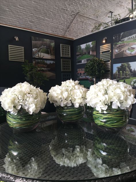 Living Room Coffee Table Decor, Dining Table Centerpiece Ideas, Centerpiece Dining Table, Table Centerpieces Ideas, Fishbowl Centerpiece, Hydrangea Centerpiece Wedding, Table Decor Dining Room, White Hydrangea Centerpieces, Dining Table Centerpieces