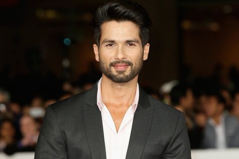 Shahid Kapoor Mens Hairstyles Oval Face, Indian Hairstyles Men, Oval Face Men, Hair For Round Face Shape, Hairstyles Male, Round Face Men, Face Male, Look Wallpaper, Square Face Hairstyles