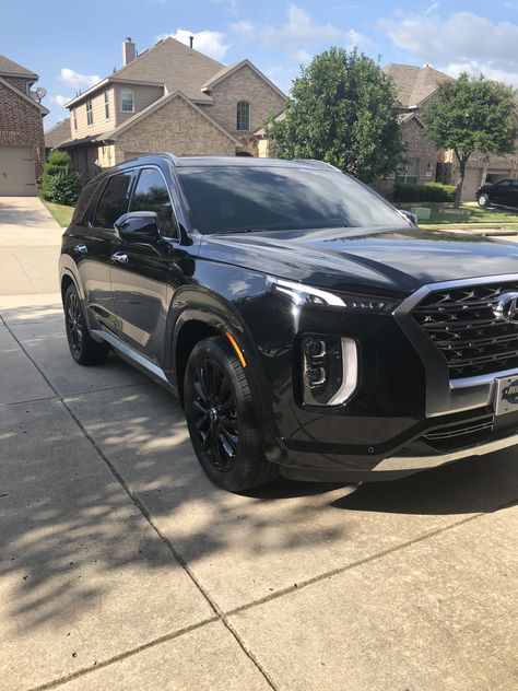 2020 Hyundai Palisade Limited with blacked wheels. Hyundai Palisade Blacked Out, Hyundai Creta 2020, Creta Car, New Hyundai Cars, Cars Hyundai, Hyundai Suv, Hyundai Car, Hyundai Palisade, Ford Suv