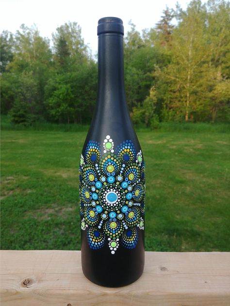 Painted Glass Bottles, Mandala Painted Rocks, Painted Bottle, Diy Glass Bottle Crafts, Stained Glass Paint, Wine Bottle Art, Wine Bottle Diy Crafts, Wine Bottle Diy, Mandala Rocks