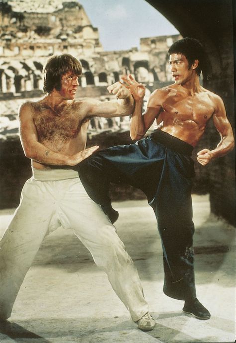 Way of the Dragon Bruce Lee Chuck Norris, Bruce Lee Pictures, Way Of The Dragon, Bruce Lee Art, Bruce Lee Martial Arts, Boxe Thai, Kung Fu Movies, Bruce Lee Quotes, Bruce Lee Photos