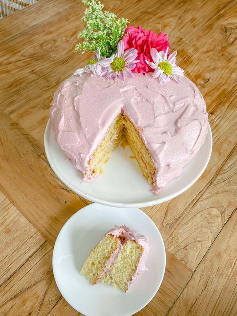 This gluten-free vanilla cake is so easy to make, stays moist for days, has a keto option and is insanely delicious! Gluten Free Vanilla Cake, Ancestral Nutrition, Healthy Sweet Snacks, Natural Food Coloring, Gluten Free Bakery, Gluten Free Sweet, Bakery Cakes, No Bake Treats, Cake Ingredients