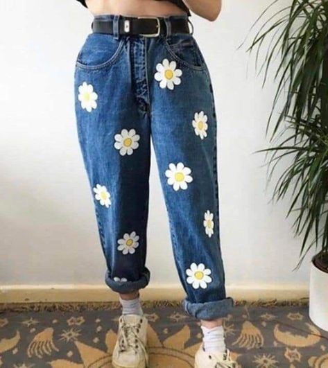 Jeans With Flowers, Custom Jeans Diy, Jeans Bordado, Painted Daisy, Painted Clothes Diy, Diy Vetement, Painted Jeans, Denim Diy, Painted Denim