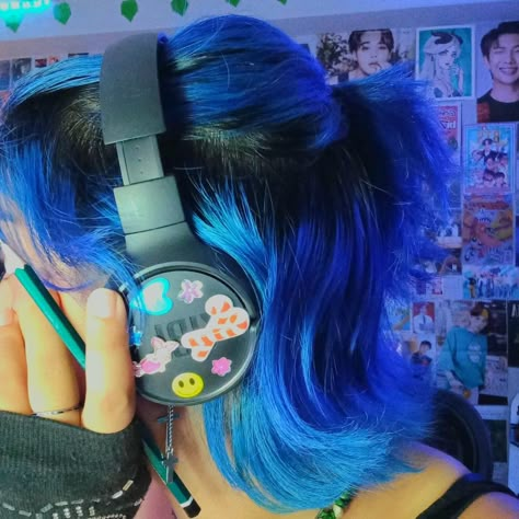 Short Blue Wolfcut, Blue Wolfcut Hair, Colored Wolfcut Hair, Short Brown And Blue Hair, Multi Blue Hair, Short Blue Hair Aesthetic, Blue Wolfcut, Blue Bob Hair, Blue Hair Oc