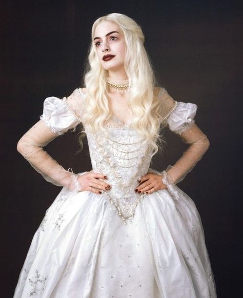 White Queen Costume, Alice In Wonderland Makeup, Queen Alice, Colleen Atwood, Alice In Wonderland Dress, Wonderland Dress, Alice In Wonderland Costume, Wonderland Costumes, Smink Inspiration