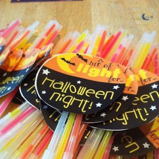 Genius Halloween Treat for the Kiddos- they have 15 packs of them at the dollar store!! Parents can keep an eye on them when it's dark- and what kid doesn't like glow sticks!?!! Classroom Halloween Party, Halloween School Treats, Halloween Class Party, School Halloween Party, Halloween Classroom, Halloween Preschool, Halloween Goodies, Sippy Cups, Classroom Gifts