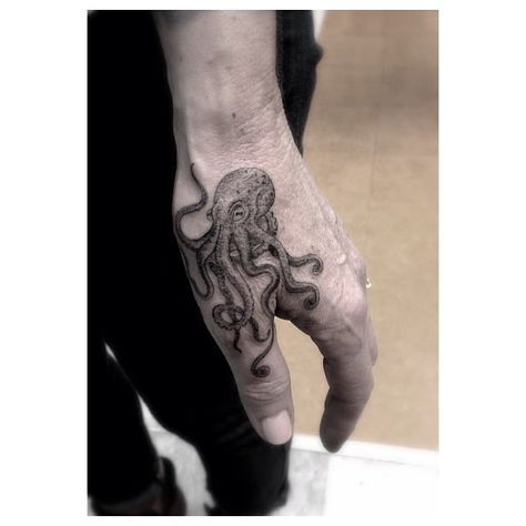 Octopus Tattoo Design, Octopus Tattoos, Geniale Tattoos, Octopus Tattoo, Small Hand Tattoos, Hand Tattoos For Guys, Small Tattoo Designs, Best Tattoo Designs, Hand Tattoo