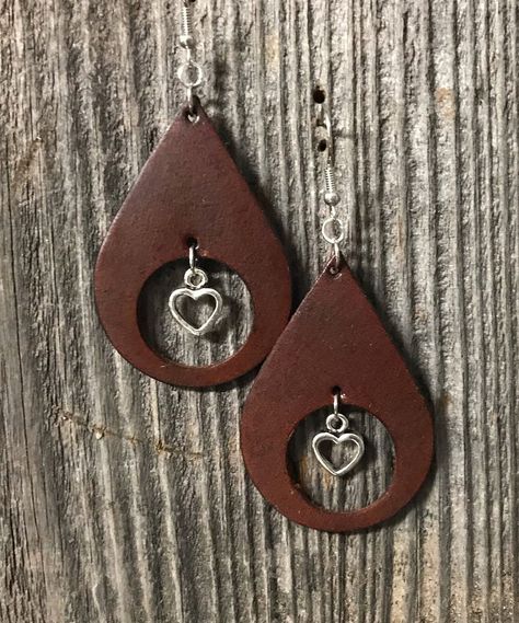 Brown leather tear drop earrings with a hollow silver heart charm and hypoallergenic ear wires. Handmade Leather Jewelry Ideas, Leather Earring Designs, Leather And Bead Earrings, Leather Projects Ideas, Leather Earrings Ideas, Leather Earrings Diy, Handmade Leather Jewelry, Suede Jewelry, Diy Leather Earrings