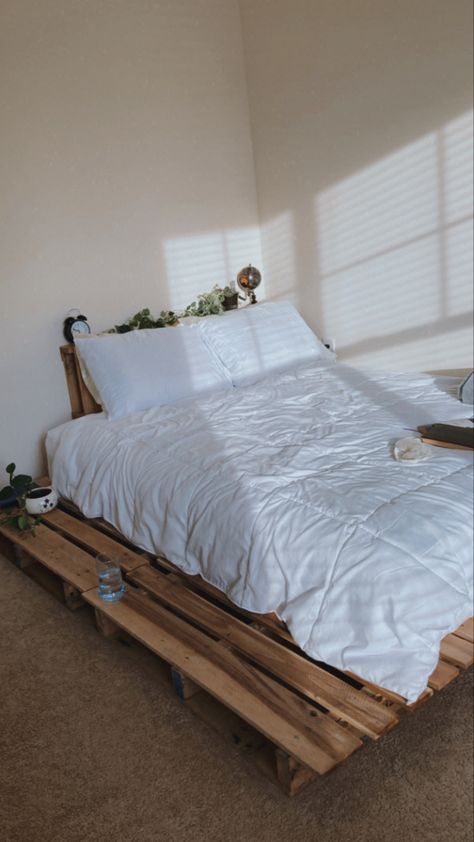 Bed On Planks, On The Floor Bed, Wood Floor Bed Frame, Mattress On Wood Pallets, Wooden Crate Bed Frame, Twin Bed On Floor Ideas, Bed Without Frame On Floor, Diy Pallet Bed Ideas, Floor Bed Ideas