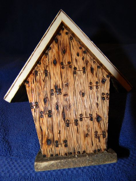 pyrography bird house (made to look like old boards, and knot holes) Wood Burnt Bird House, Woodburning Art, Pyrography Ideas, Woodburning Ideas, Pyrography Designs, Wood Burn Designs, Wooden Bird Houses, Wood Burning Tool, Woodburning Projects