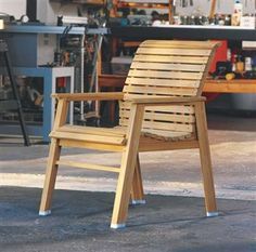 Patio Chair - Popular Woodworking Magazine Patio Chairs Diy, Wood Patio Chairs, Chair Woodworking Plans, Kursi Bar, Patio Couch, Woodworking Projects Furniture, Wooden Dining Chairs, Furniture Chairs, Wood Patio