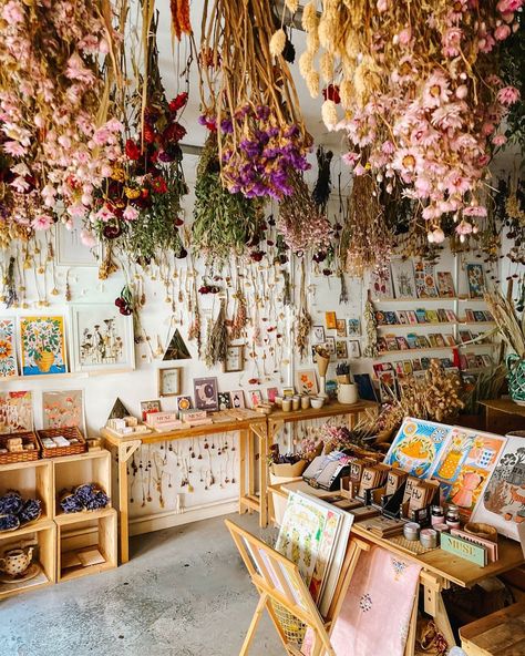 Apothecary Room Aesthetic, Cottagecore Art Studio, Witchy Craft Room, Greenhouse Apothecary, Cottagecore Craft Room, Plant Witch Aesthetic, Home Apothecary Room, Flower Store Design, Kitschy Cottage