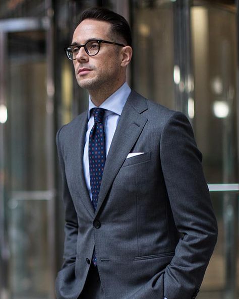 Wearing a charcoal suit, blue dress shirt and navy patterned tie. Grey Suit Blue Tie, Navy Suit Tie, Suit Color Combinations, Navy Blue Suit Men, Cocktail Suit, Shirt And Tie Combinations, Grey Suit Men, Dark Gray Suit, Suit Styles