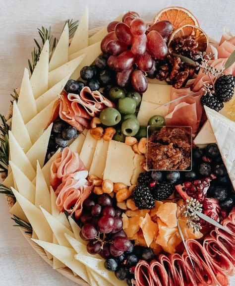 Meet And Cheese Charcuterie Board, Charcuterie Board Circle, Round Charcuterie Board Ideas, Board Appetizers, Charcuterie Tables, Round Charcuterie Board, Graze Boxes, Charcuterie Boxes, Cheese And Cracker Tray