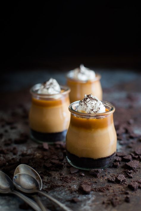 Caramel Pudding Parfaits - creamy caramel pudding layered on a cookie crust and topped with salted caramel sauce and lightly sweetened whipped cream. Salted Caramel Pudding, Pudding Parfait, Caramel Pudding, Sweetened Whipped Cream, Creamy Caramel, Healthy Recipes Easy Snacks, Salted Caramel Sauce, Mousse Recipes, Creamy Desserts