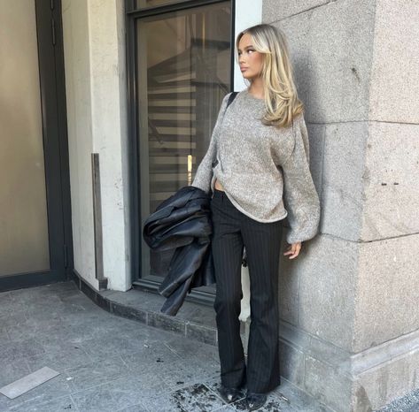 emma ellingsen girl aesthetic pfp icon Outfit Ideas Hot Weather, Emma Ellingsen, Down Town Girl, Girl Aesthetic Pfp, Hot Weather Outfits, Down Town, Corporate Chic, Ballet Core, Nyc Girl