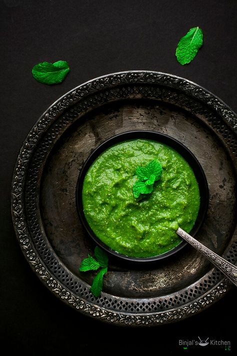 Mango Mint Chutney - Binjal's VEG Kitchen Chutney Photography, Medu Vada Recipe, Mint Chutney, Chili Mango, Indian Appetizers, Indian Tea, Temple Design For Home, Green Chutney, Tea Culture