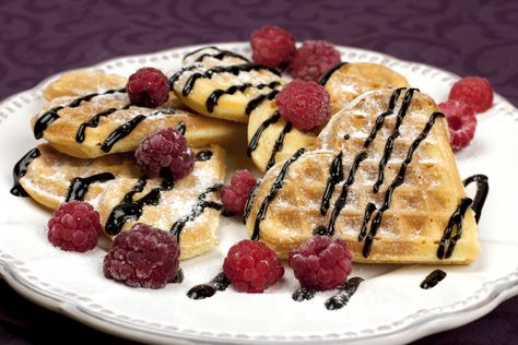 Waffles de corazón con chocolate y frutos rojos. Ideas Para Desayunos, Romantic Breakfast, Buttermilk Waffles, Breakfast In Bed, Food Gifts, Buttermilk, Cooking Tips, A Romantic, French Toast