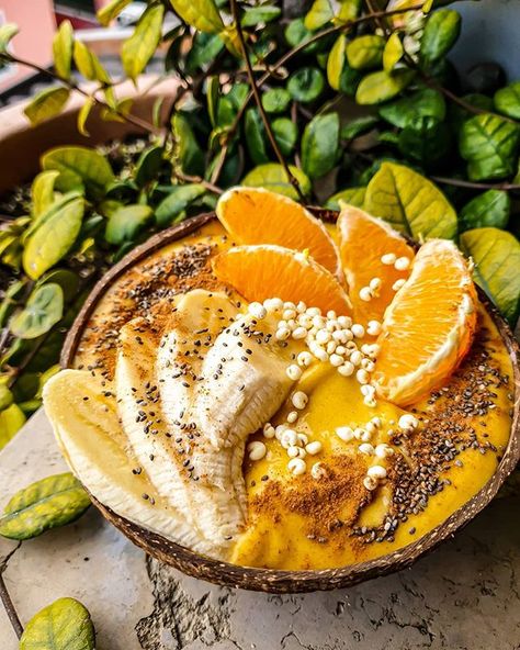 Coconut Bowls™ on Instagram: “It's so important to add in some immunity-boosting superfoods in your diet to keep your body healthy and strong! That's why we had to share…” Immunity Smoothie, Orange Banana Smoothie, Refreshing Breakfast, Breakfast Smoothie Bowl, Banana Smoothie Bowl, Coconut Bowls, Orange Smoothie, Food Aesthetics, Coconut Bowl