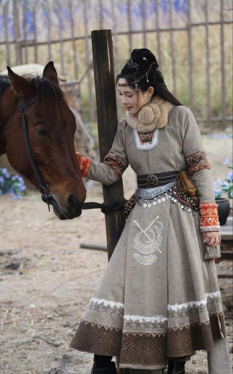 Mongolia Clothing, Mongolian Traditional Clothing, Inuit Clothing, Mongolian Clothing, Nomad Fashion, Deku Cosplay, Chinese Fancy Dress, Fairytale Fashion, Native American Fashion