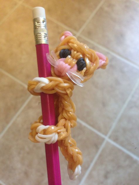 Rainbow Loom cat pencil climber. Rainbow Loom 3d, Loom Band Charms, Loom Bands Designs, Loom Animals, Loom Bands Tutorial, Loom Band Patterns, Rainbow Loom Bracelets Easy, Rainbow Loom Tutorials, Loom Band Bracelets