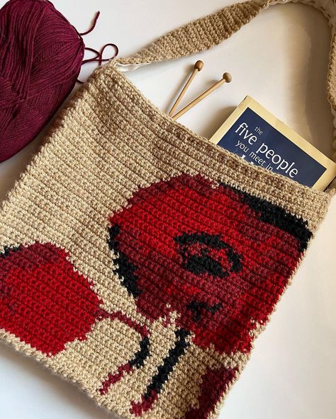 lamp tote bag ⋆ ˚｡⋆୨୧˚ - #crochet #crochettotebag #tapestrycrochet #lamp #handmade #smallbusiness #kurd #kurdistan Red Yarn Crochet Ideas, Cute Crochet Gift Ideas, Wool Crochet Projects, Crochet Tote Bag Ideas, Tapestry Crochet Ideas, Crochet Side Bag, Sentro Ideas, Lamp Crochet, Lamp Band