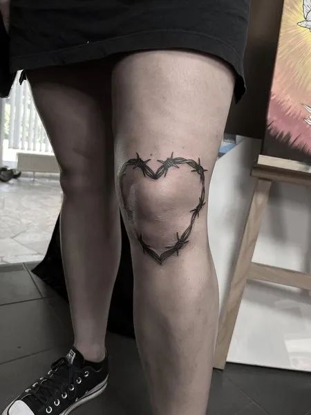 Knee Heart Tattoo Knee Heart Tattoo, Over The Knee Tattoo, Knee Tattoo Ideas, Hopeless Romantic Tattoo, Beloved Tattoo, The Knee Tattoo, Smile Tips, Knee Tattoos, Tattoo Over Scar