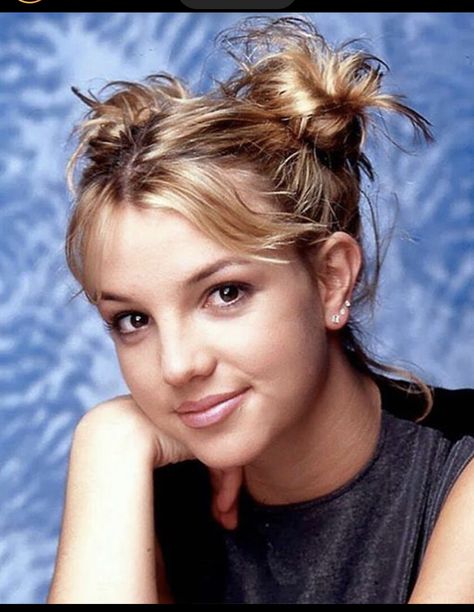 90s Hairstyles Short, Britney Spears Hair, Pin Hairstyles, Grunge Haircut, 2000s Hair, 2000s Hairstyles, Britney Spears Pictures, Bobby Pin Hairstyles, Space Buns