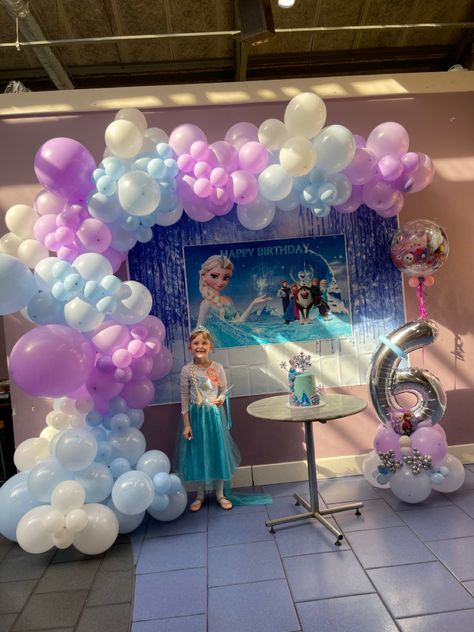 Frozen Balloon Arch, Frozen Balloon Decorations, Frozen Balloon Garland, Frozen Theme Party Decorations, Frozen Balloons, Elsa Birthday Party, Decoration Buffet, Disney Frozen Birthday Party, Frozen Birthday Theme