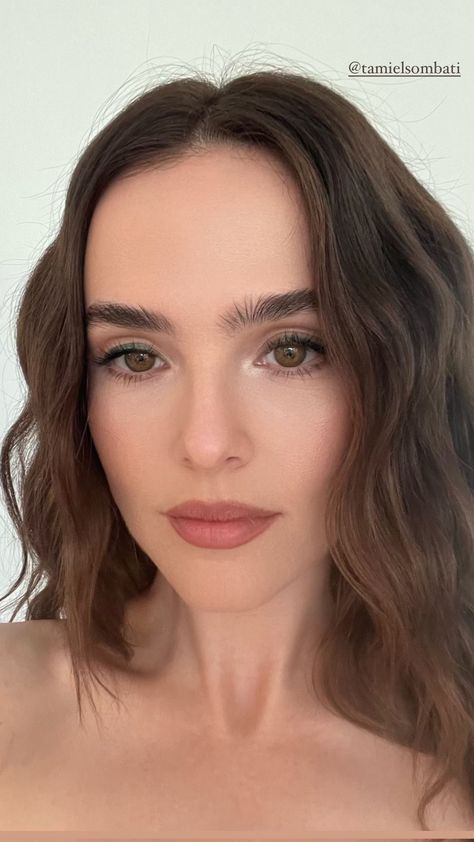 Zoey Deutch Brunette, Zoey Deutch Makeup, Zoey Deutch Hair, Zoe Deutch, Skincare Favorites, Natural Aesthetics, Zoey Deutch, Fotos Aesthetic, Purple Makeup