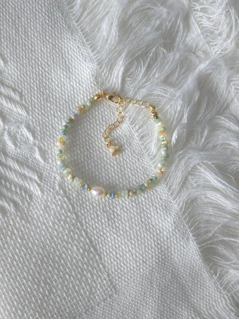 FOR OTHER DAINTY BEADED BRACELETS: https://www.etsy.com/ca/shop/ArtiChouXCanada?ref=seller-platform-mcnav§ion_id=46088511 Bracelet Length: 13-18cm (5.1-7 inches) with a 14k gold filled or sterling silver extender. This bracelet features an assortment of pastel colors: green, yellow, blue, cream, white, and 18k gold filled or sterling silver seed beads. It also contains a freshwater pearl.  Thread may be visible since it is a handmade product   SIZING  Wrap a soft measuring tape snugly around the Cheap Green Bracelets With Tiny Beads, Pretty Seed Bead Bracelets, Silver And Gold Beaded Bracelet, Dainty Bead Bracelets, Green Seed Bead Bracelets, Bracelet Patterns Seed Beads, Pastel Beaded Bracelets, Small Glass Bead Bracelet, Dainty Beaded Bracelets