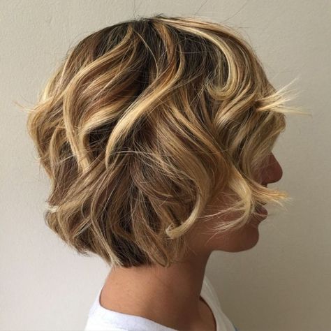 Curly Layered Brown Blonde Bob Voluminous Curls Short Hair, Kręcony Bob, Trendy We Fryzurach, Layered Bob Haircuts, How To Curl Short Hair, Modern Haircuts, Layered Bob Hairstyles, Short Straight Hair, Wavy Bobs