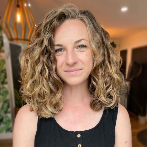 Voluminous Lob with Wavy Curls Curls With Highlights, Curls With Volume, Twist Ideas, Curly Lob, Natural Curly Hair Cuts, Medium Length Curly Hair, Fine Curly Hair, Large Curls, Short Curly Hairstyles